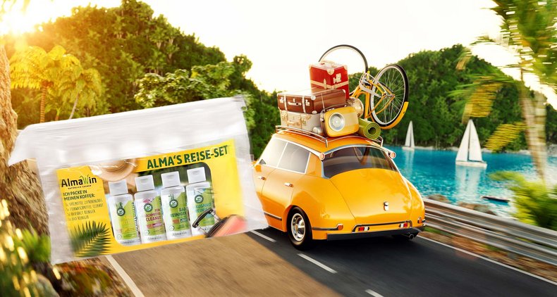 Auto fährt gepackt in den Urlaub, im Vordergrund Alma's Reise Set