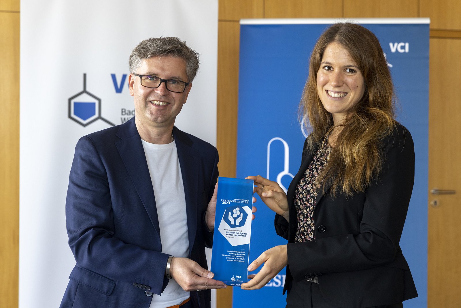 Bernd Rühle and Marion Jäger hold the Responsible Care Award