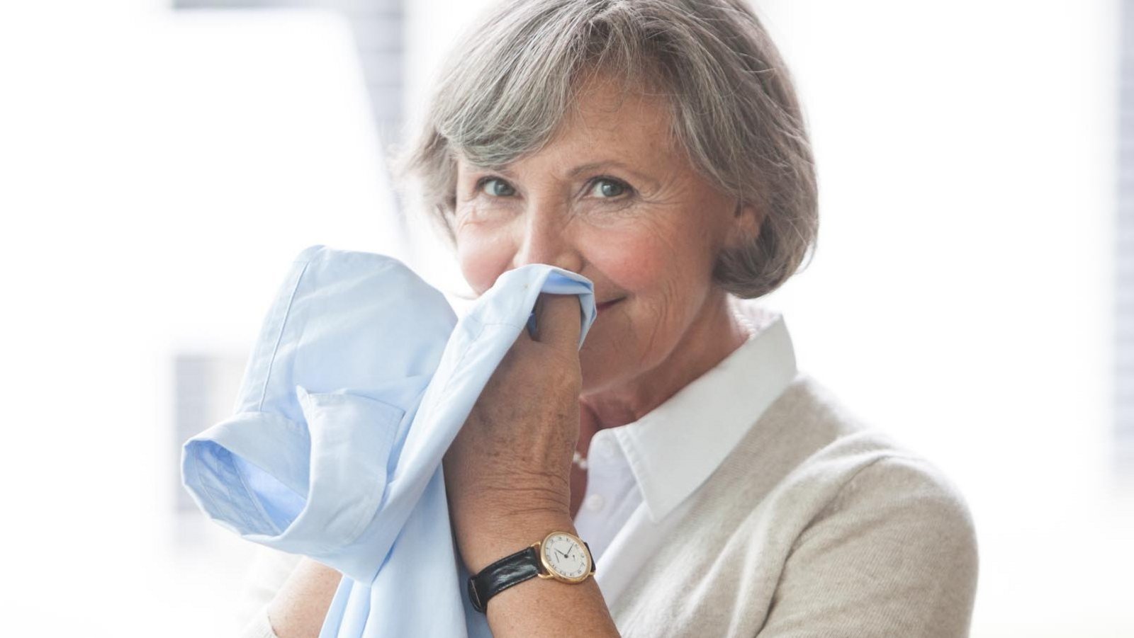 Symbolic image: Lady sniffing delightedly at fresh laundry