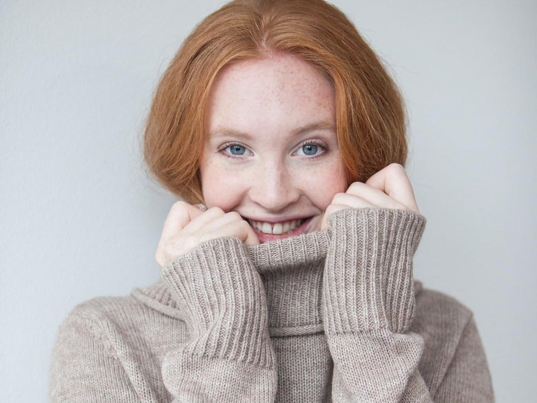 Rothaariges Mädchen in Rollkragenpullover