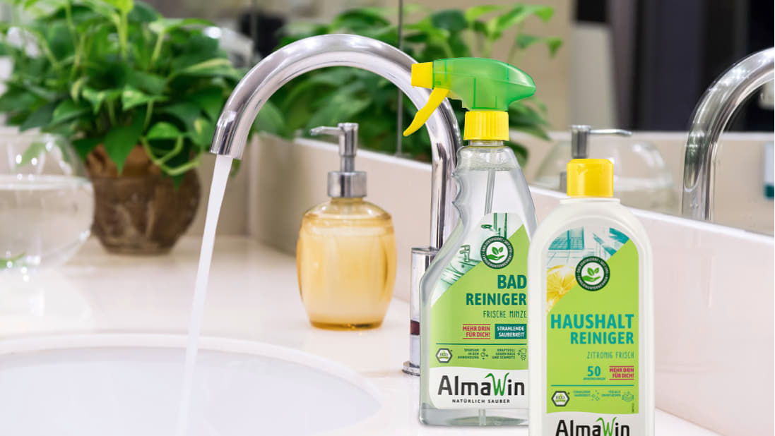 Produkte AlmaWin Haushaltreiniger und Badreiniger am Waschbeckenrand
